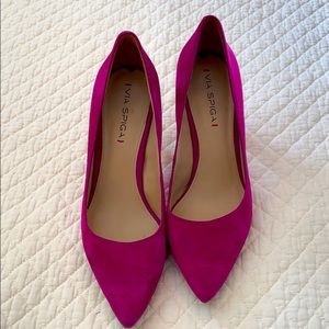 Via Spiga fuchsia suede heels